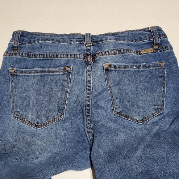 KanCan denim jeans. Estilo style. Distressed raw hem. Rose pattern. - Picture 3 of 13